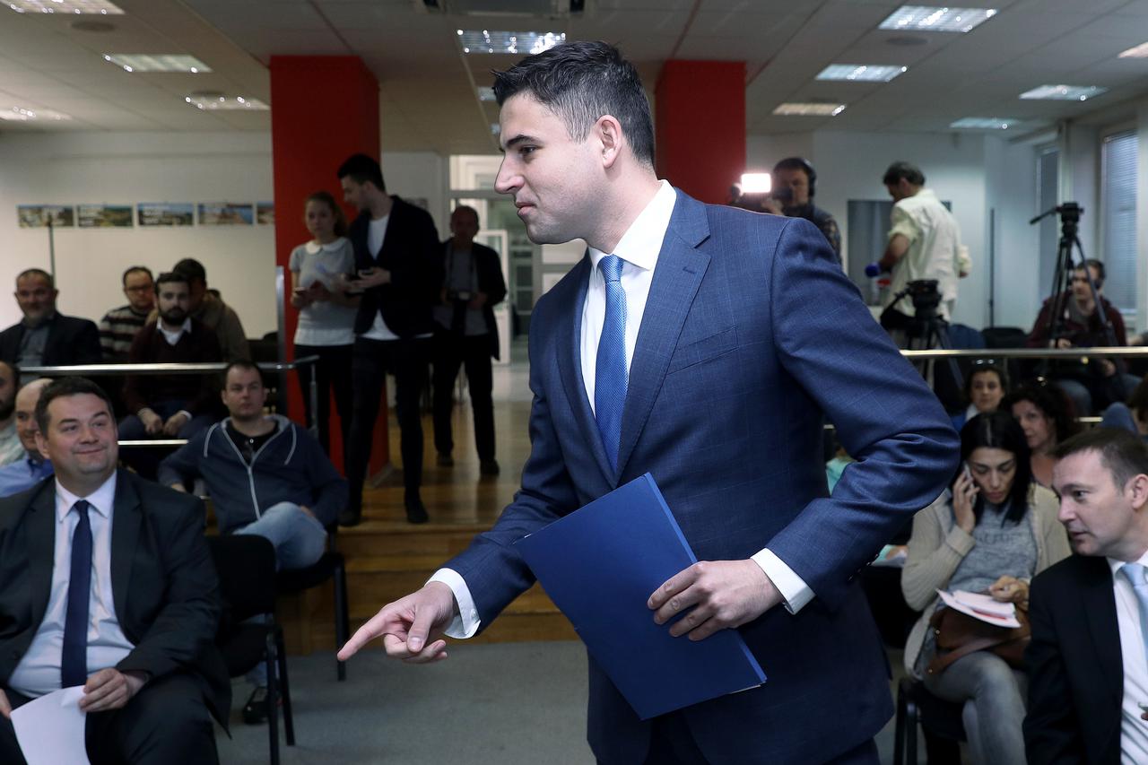 31.03.2017., Zagreb - Predsjednik Socijaldemokratske partije Hrvatske Davor Bernardic, saborska zastupnica SDP-a Sabina Glasovac te clan inicijalnog Sredisnjeg savjeta SDP-a za obrazovanje Neven Budak predstavili su na konferenciji za medije u sjedistu st