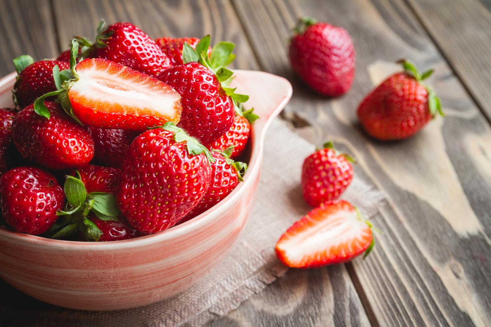 6. Prirodno slatke, bez dodanih šećera, jagode su voće koje mnogi vole i koje može oplemeniti mnoga jela, a pomaže i održavanju zdrave razine kolesterola. Prema maloj studiji objavljenoj u Journal of Nutritional Biochemistry, ljudi koji su jeli određenu količinu jagoda svaki dan tijekom jednog mjeseca imali su smanjenu razinu ukupnog kolesterola, kao i LDL kolesterola.