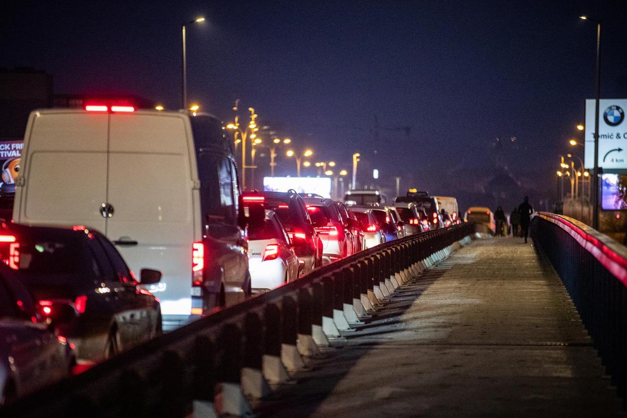 Zagreb: Prometna gužva na Mostu Slobode