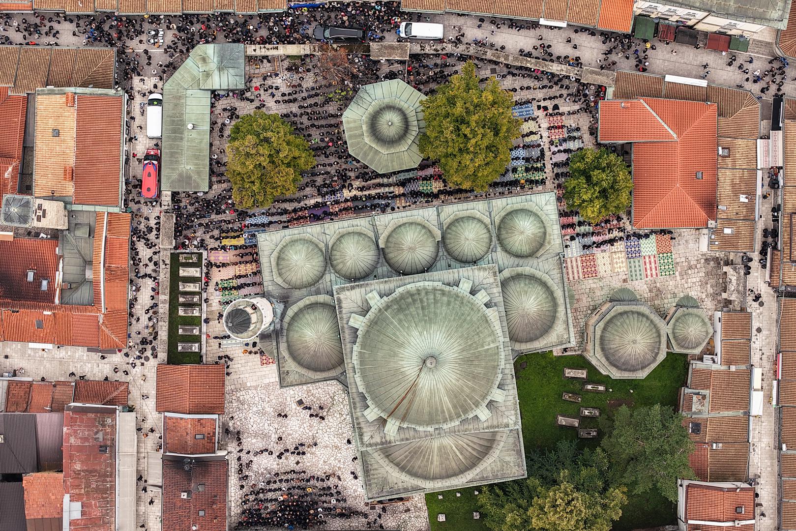 U nastavku naše galerije pogledajte kako izgledaju dirljivi prizori iz zraka na dženazu za glazbenika Halida Bešlića. 