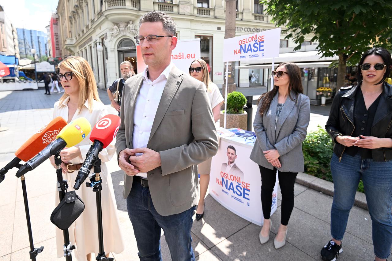 Zagreb: Božo Petrov i Petra Mandić održali konferenciju za medije