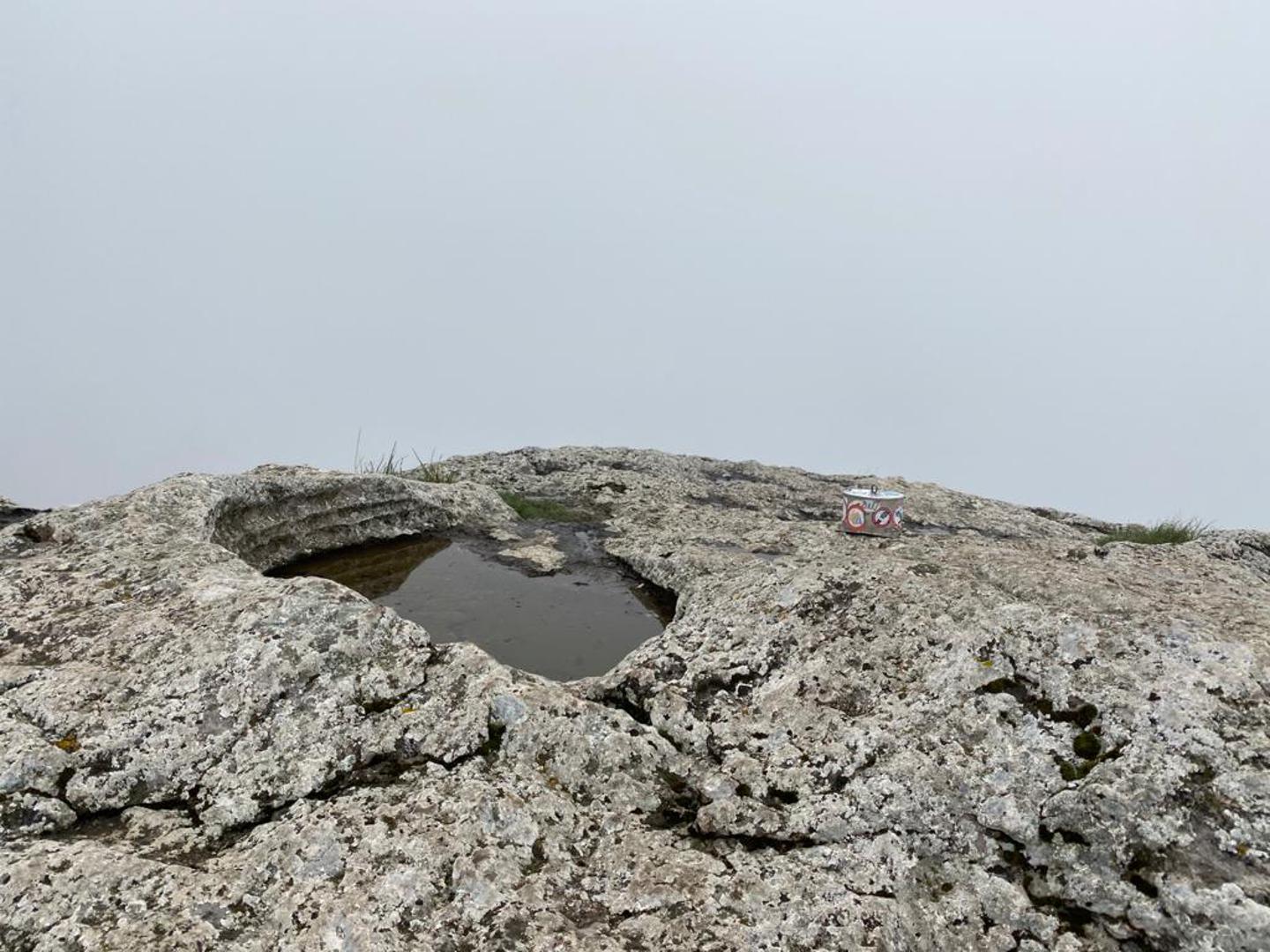 Vrh Zir kontrolna je točka Hrvatske planinarske obilaznice i kontrolna točka obilaznice Lički gorski biseri. Sam vrh označen je manjim šiljkom