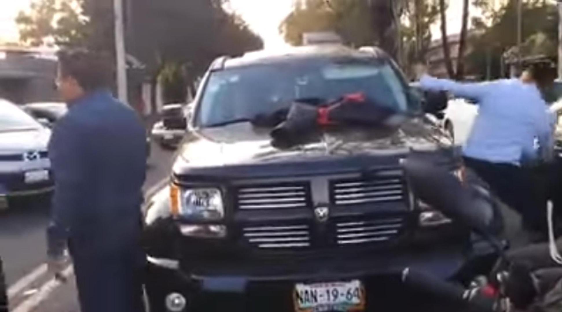 Da nisu samo muškarci ti koji varaju i žene one koje se osvećuju dokaz je slučaj prevarenog muškarca iz Meksika koji je izazvao kaos u prometu nakon što je spazio svoju suprugu kako se mazi s drugim tipom u vlastitom autu.