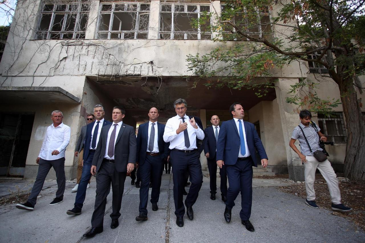 Premijer Plenković na Golom otoku odao počast žrtvama totalitarnih i autoritarnih režima