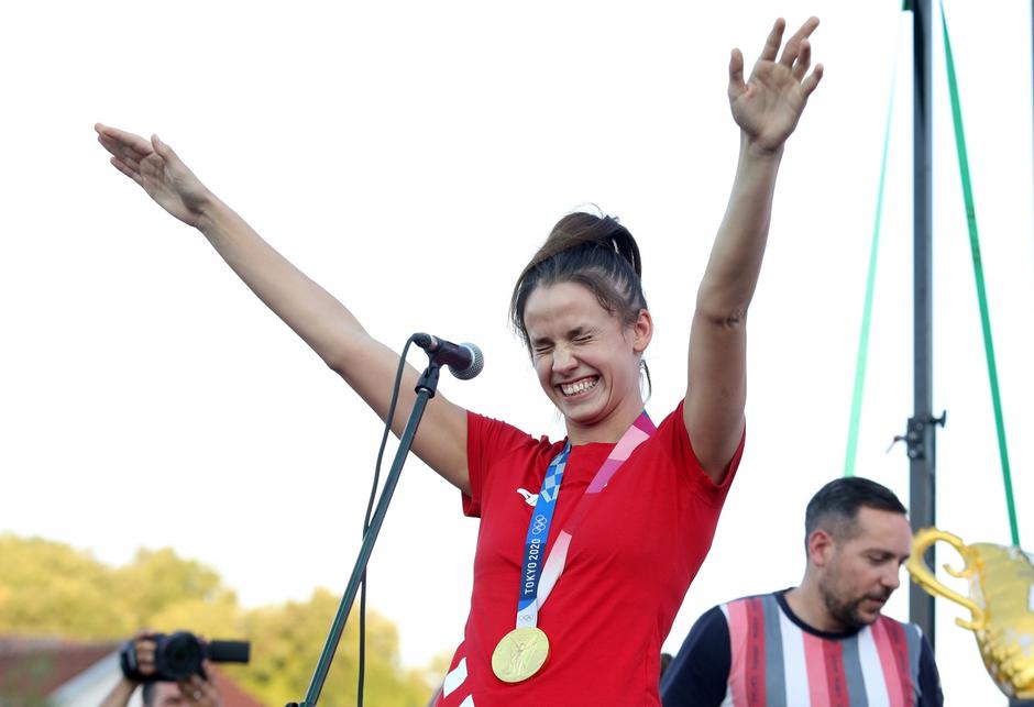 Zlatna olimpijka Matea Jelić svečano dočekana u svom Kninu