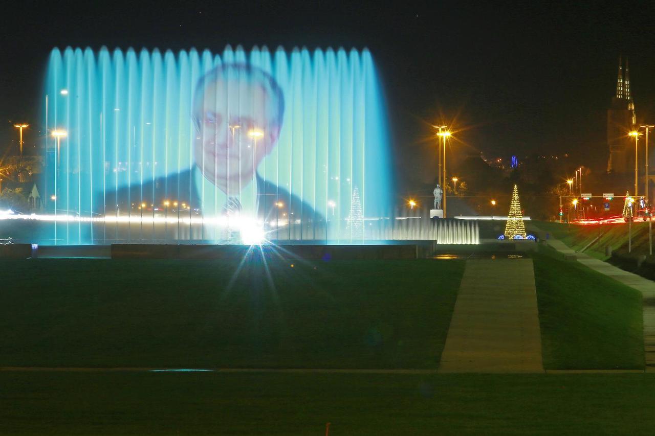 Projekcija fotografije dr. Franje Tuđmana na fontanama ispred NSK
