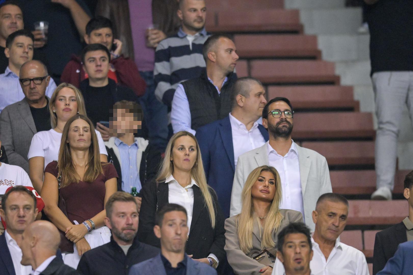 Na tribinama splitskog Poljuda sinoć su se okupila brojna poznata lica kako bi bodrila hrvatsku nogometnu reprezentaciju. Vatreni su igrali tešku utakmicu protiv snažne reprezentacije Španjolske, u kojoj su na kraju upisali poraz. Među brojnim navijačima koji su pažljivo pratili svaki potez na terenu našla se i Alani Bilić, najstarija kći bivšeg hrvatskog izbornika Slavena Bilića. Uz nju, podršku s tribina pružila je i Nika Perenčević, supruga predsjednika Hrvatskog nogometnog saveza Marijana Kustića.