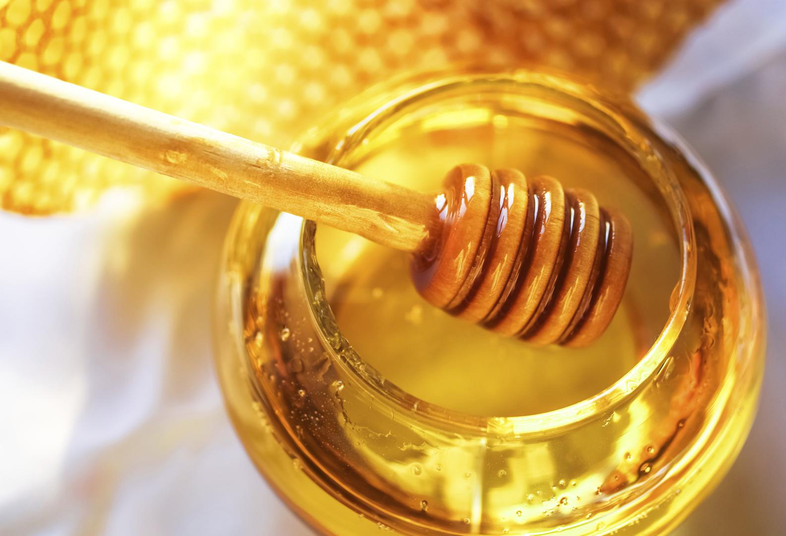 Stavite žlicu meda u vodu i ako ostane na dnu čaše, riječ je o pravom, čistom medu. "Lažni med" će se početi odmah otapati, odnosno miješati s vodom.