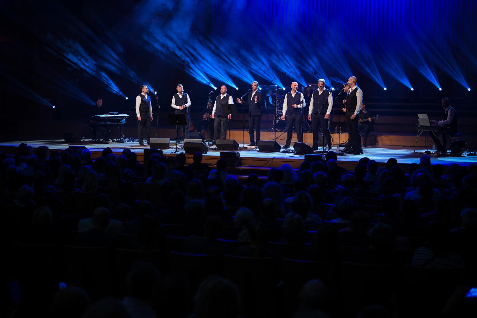  Poseban trenutak večeri bio je dolazak Doris Dragović i Zorice Kondže, glazbene dive koje su s Rišpetom zapjevale duetske pjesme. 