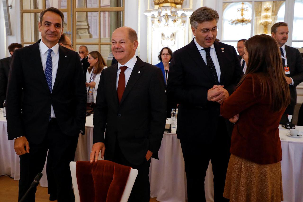 Leaders of EU and neighbouring countries meet in Prague
