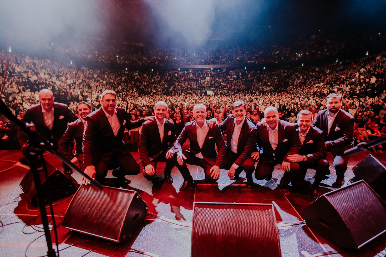 Publika je osim iz Splita, dolazila iz svih krajeva Dalmacije, ali i iz susjedne Bosne i Hercegovine. Sat vremena prije početka koncerta zavladao je prometni kolaps prema najvećoj koncertnoj dvorani u Dalmaciji.