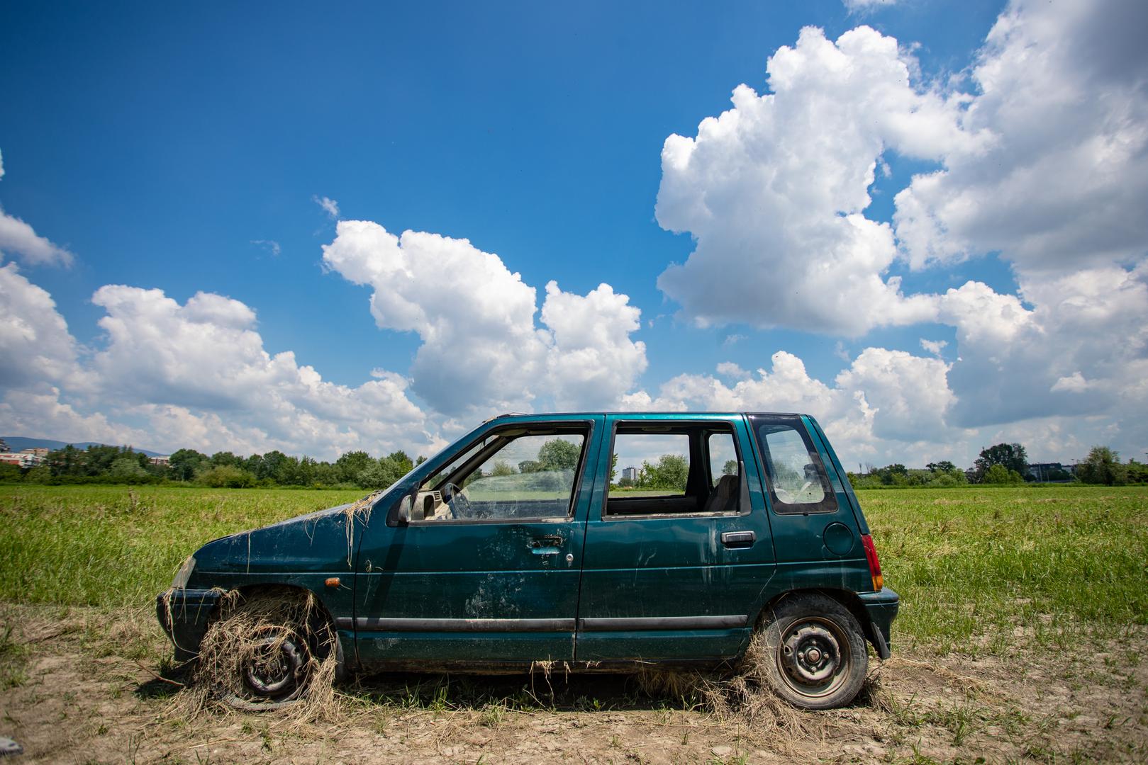 Automobil Daewoo Tico koji je stradao pri izlijevanju Save iz korita, još stoji na desnoj obali izmedju rijeke i nasipa
