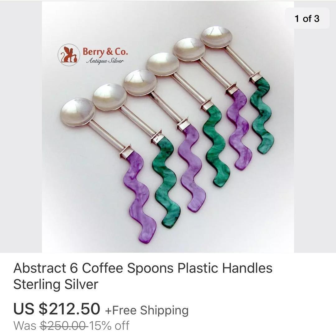 Žlice od srebra s plastičnim, valovitim drškama po cijeni od 1 433 kune.