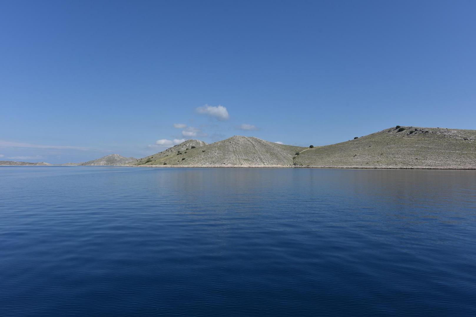Kornatsko otočje karakterizira zanimljiva geomorfologija, velika razvedenost obala te raznolike životne zajednice. Obuhvaća skupinu od ukupno 89 otoka, otočića i hridi. Krš tipičan za cijelu jadransku obalu sastoji se od surovog kopna s jedne strane i iznimno raznovrsnog podmorja s druge strane. Više od tri četvrtine površine parka pripada moru, čije je podmorje zbog raznovrsnog i bogatog podmorskog svijeta najvažnije obilježje ovog zaštićenog područja.