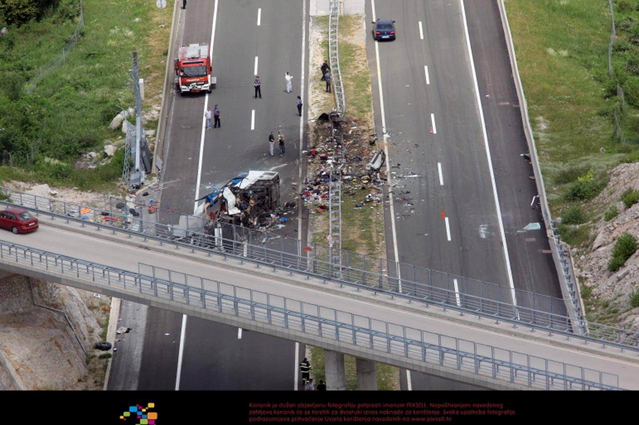'23.06.2012., Gospic - Fotografije prometne nesrece na autocesti A1 snimljene iz zraka. 8 osoba je poginulo, a 44 su ozlijedjene u prevrtanju autobusa s ceskim putnicima kod tunela Krpani oko 4 ujutro