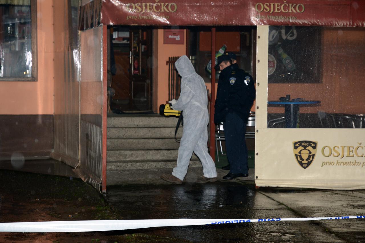 30.11.2014., Novi Mikanovci - Veceras nesto prije 18 sati u caffe baru As jedna osoba je smrtno stradala. Ubojstvo iz vatrenog oruzja pocinio je vlasnik kafica As. 