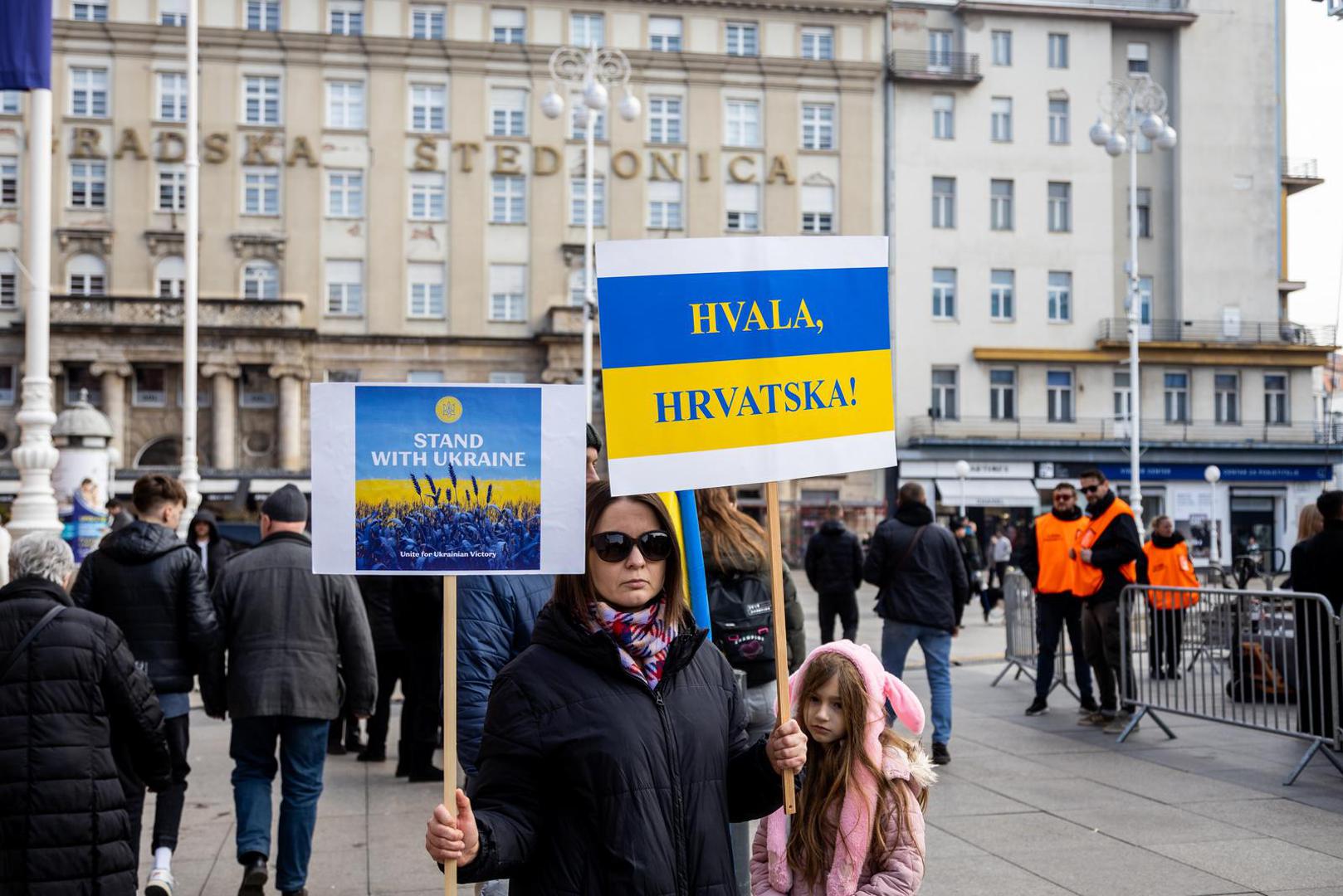Podršku je pružilo nekoliko stotina građana, a vijorile su se brojne hrvatske i ukrajinske zastave uz transparente zahvale Hrvatskoj na pomoći, ali i apele međunarodnoj zajednici posebice u svjetlu najnovijih Trumpovih poteza pa tako neki poručuju "F...k Trump, F...k Putin", drugi ističu da Ukrajinu treba naoružati.