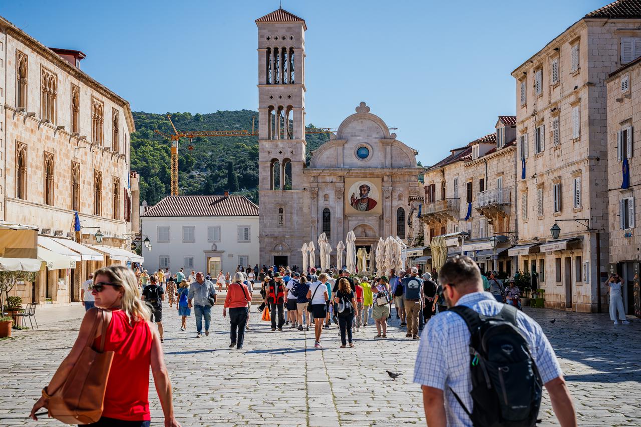 Ljetni ugođaj u gradu Hvaru