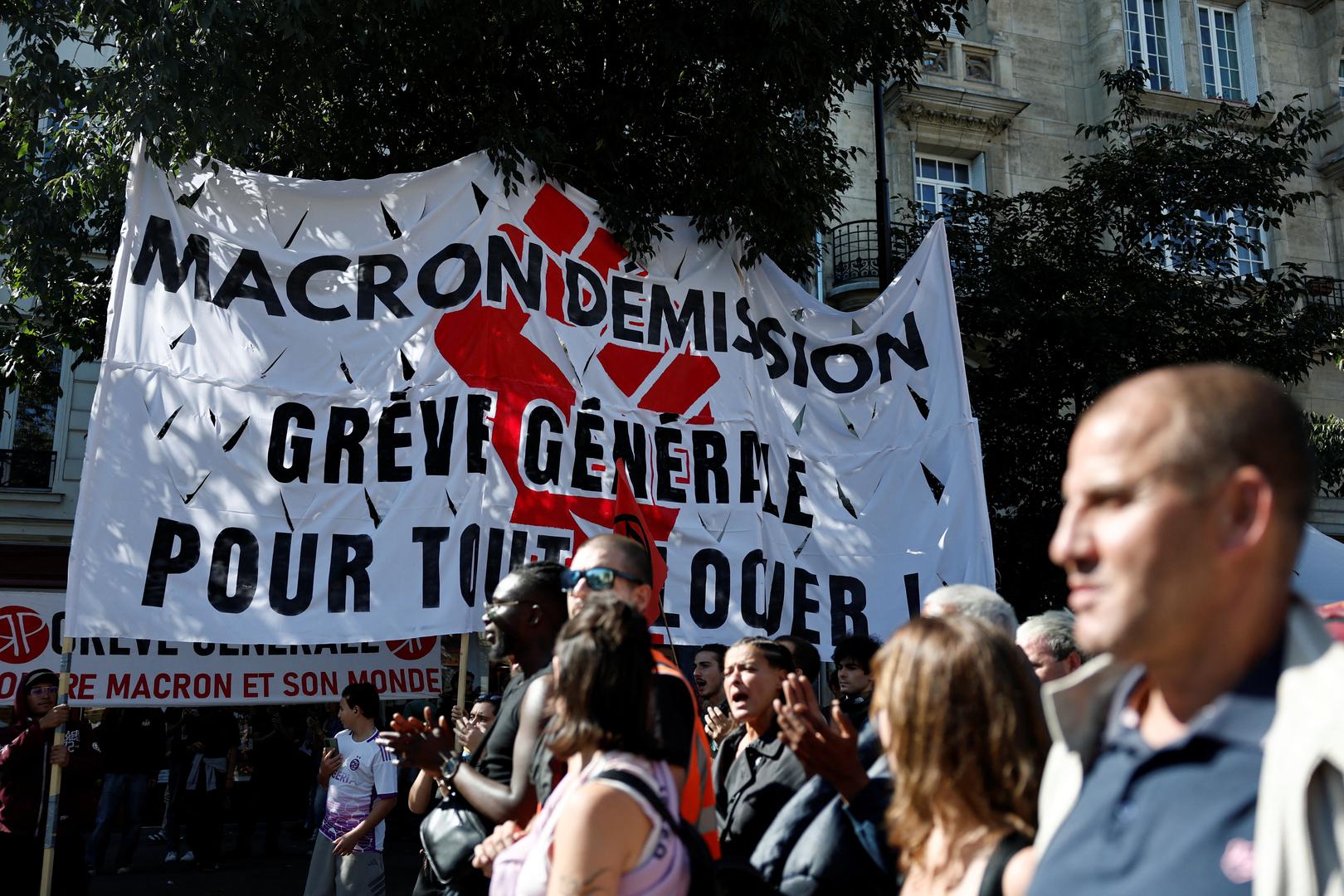
Okidač za ovu nacionalnu pobunu plan je nove vlade za duboke proračunske rezove i mjere štednje. Sindikati i građani vide predložene reforme kao izravan napad na plaće, mirovine i javne usluge. "Od dolaska Macrona na vlast 2017. imamo vladu koja je pro-poslovna, s poreznim olakšicama i bezuvjetnom pomoći tvrtkama. Ono što tražimo jest da buduća vlada bude više pro-radnička i pro-građanska", poručila je Perrine Mohr iz sindikata CFDT. 