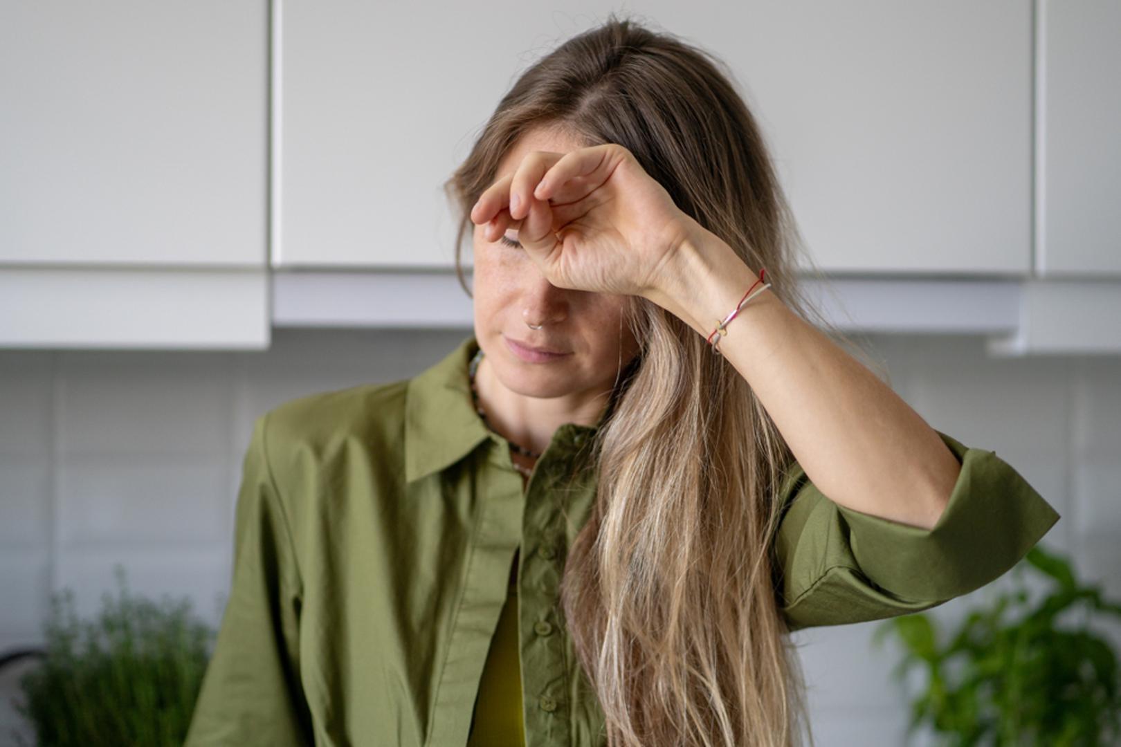 Manjak željeza jedan je od najčešćih nutritivnih problema, ali se njegovi znakovi često previđaju jer djeluju bezazleno ili se pripisuju umoru, stresu i ubrzanom tempu života. Problem je u tome što se simptomi mogu razvijati postupno, pa ih mnogi primijete tek kada postanu izraženiji. 