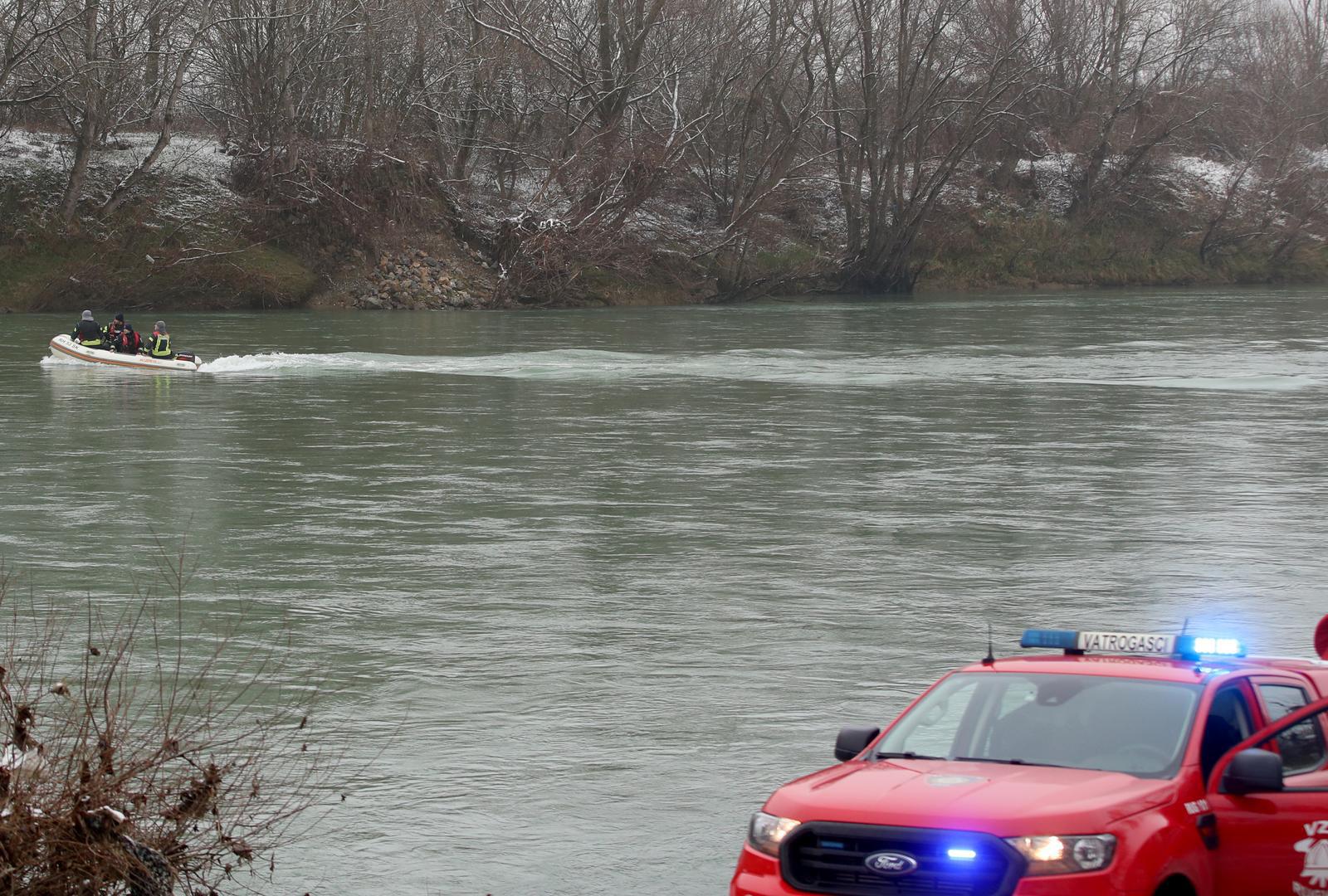 16.01.2025., Zagreb - Vatrogasci, policija, HGSS i Civilna zastita uz rijeku Savu kod toplane nastavljaju s potragom za nestalim dijetetom. Photo: Zeljko Lukunic/PIXSELL