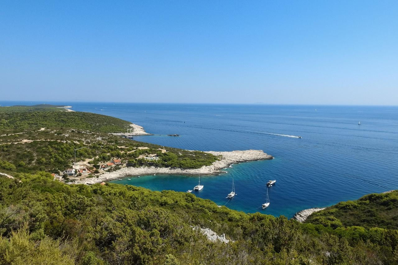 Plaža Mala Travna na otoku Visu