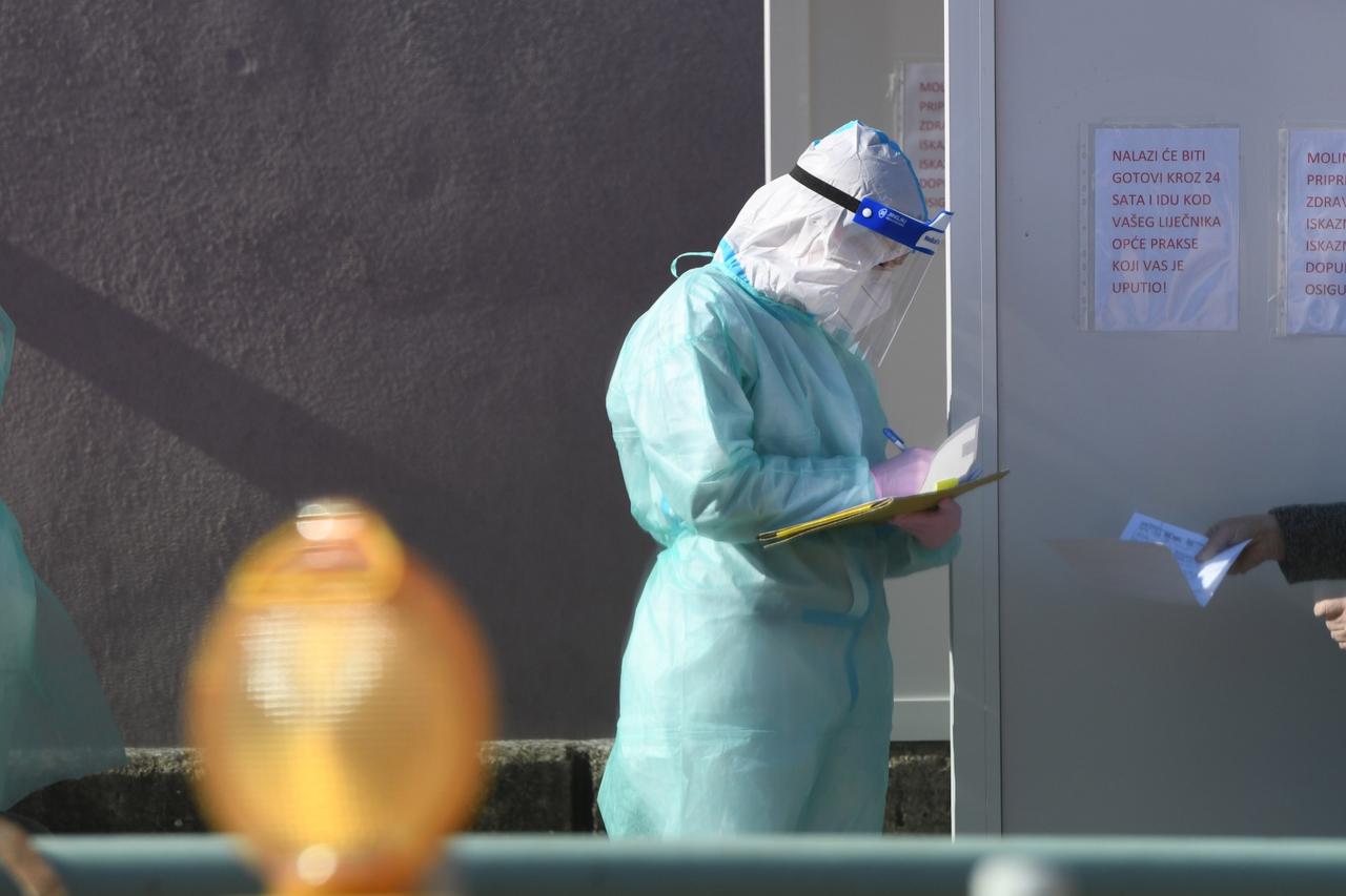 Šibenik: Građani čekaju u redu na tesiranje na COVID-19