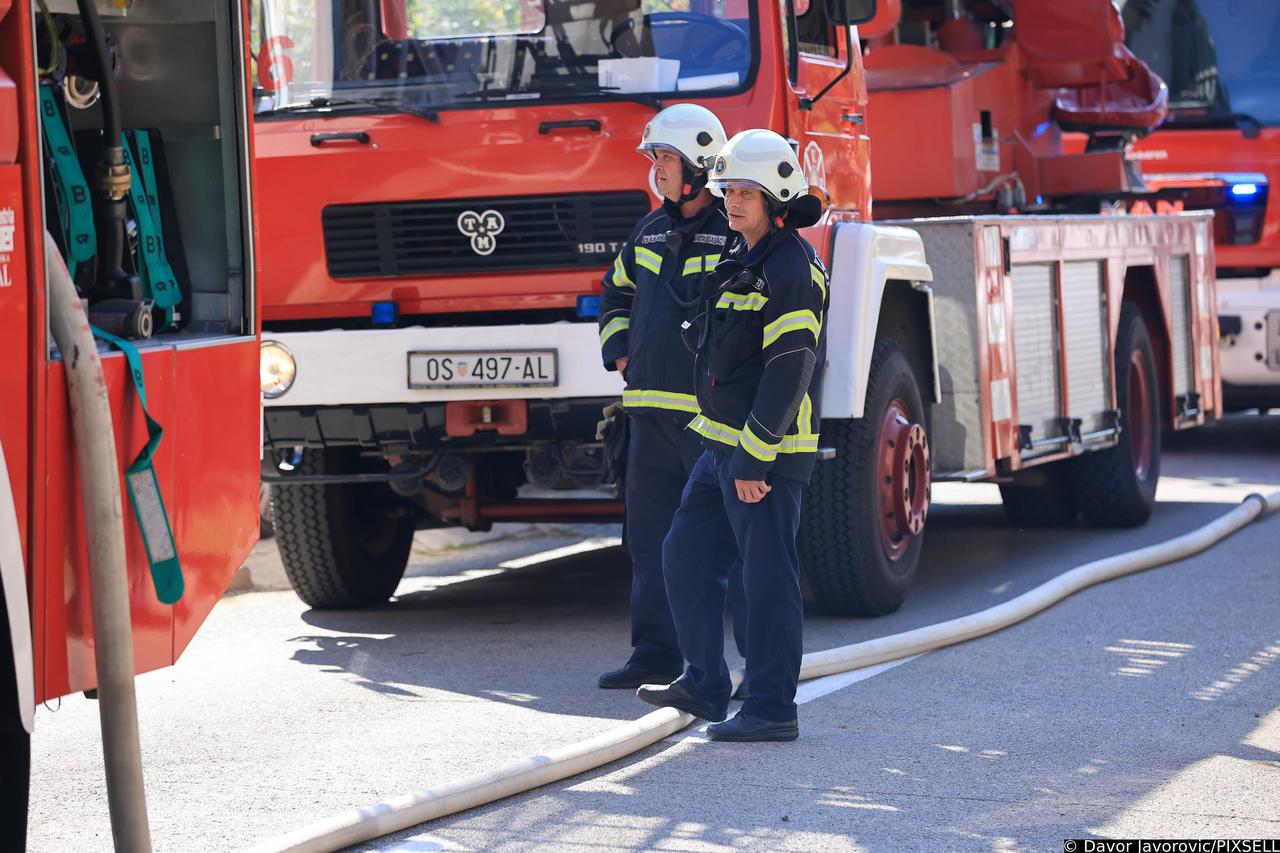 Osijek: Buknuo požar na zgradi u Krbavskoj ulici, svi stanari evakuirani
