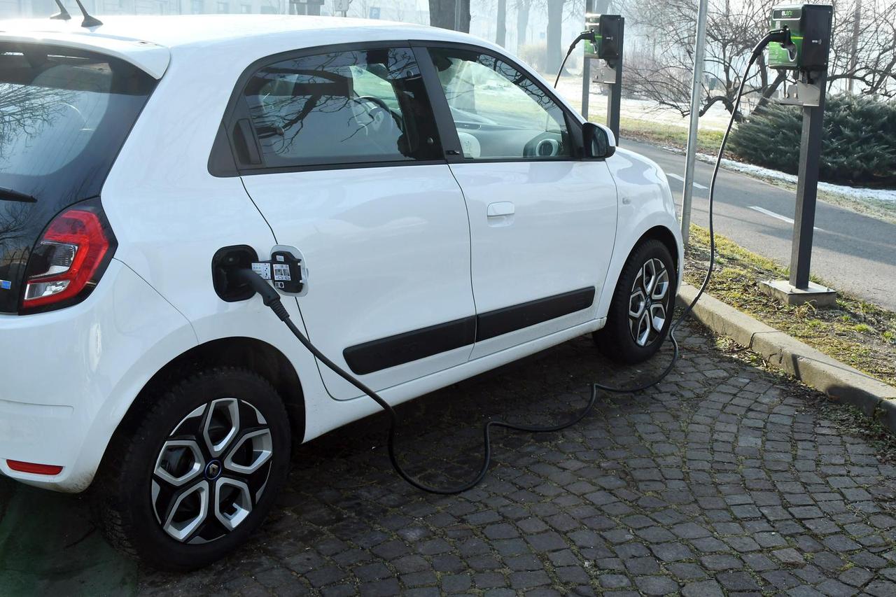 U Sisku je sve više električnih automobila pa s time i punionica za njih