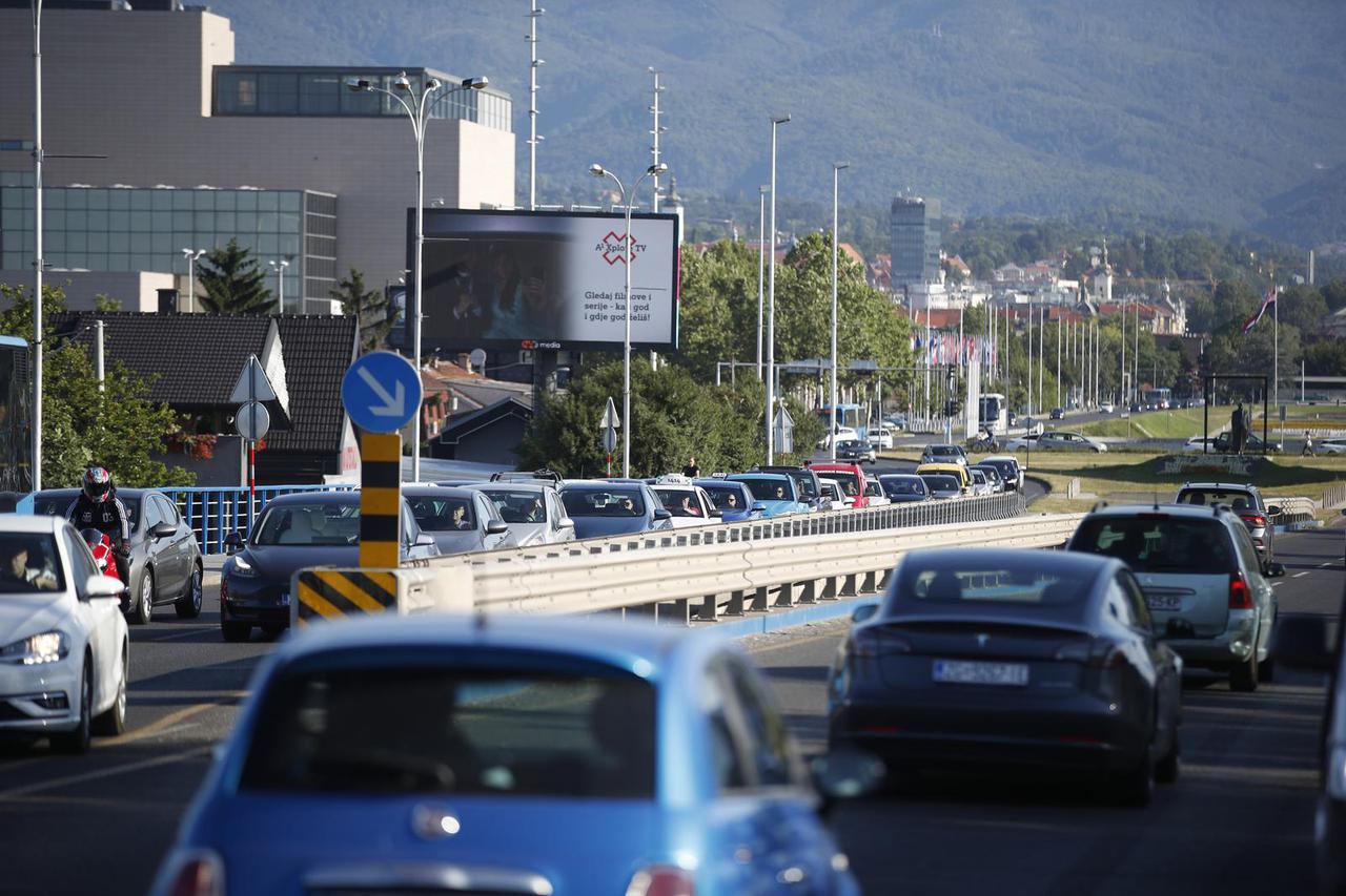 Teška nesreća na zagrebačkom Mostu slobode, promet otežan