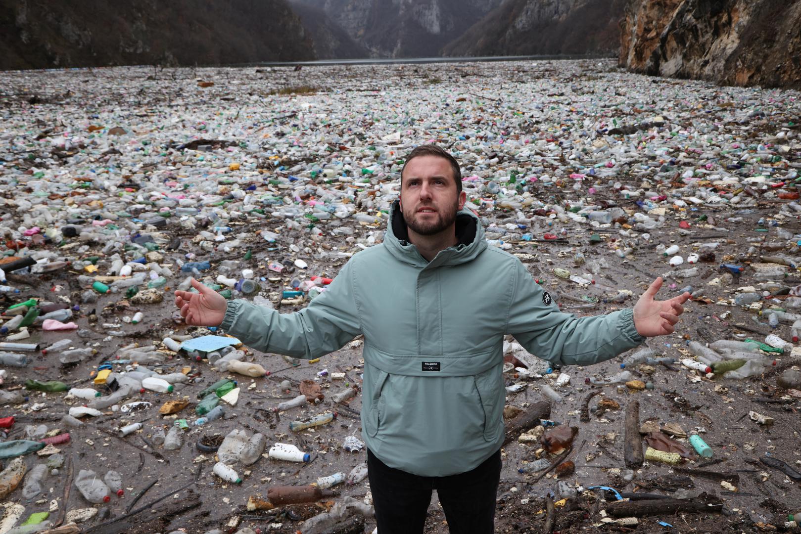 Dejan Furtula iz Udruge za zaštitu okoliša Eko centar Višegrad kazao je da se radi o oko 5.000 kubnih metara različitog otpada, a takva situacija se ponavlja svake godine.
