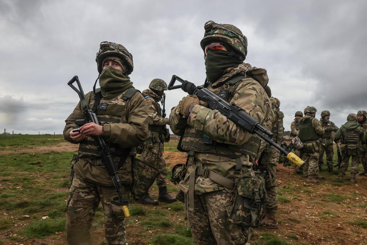 Luke Pollard and Ukrainian ambassador General Valerii Zaluzhnyi visit Ukrainian troops training in the east of England