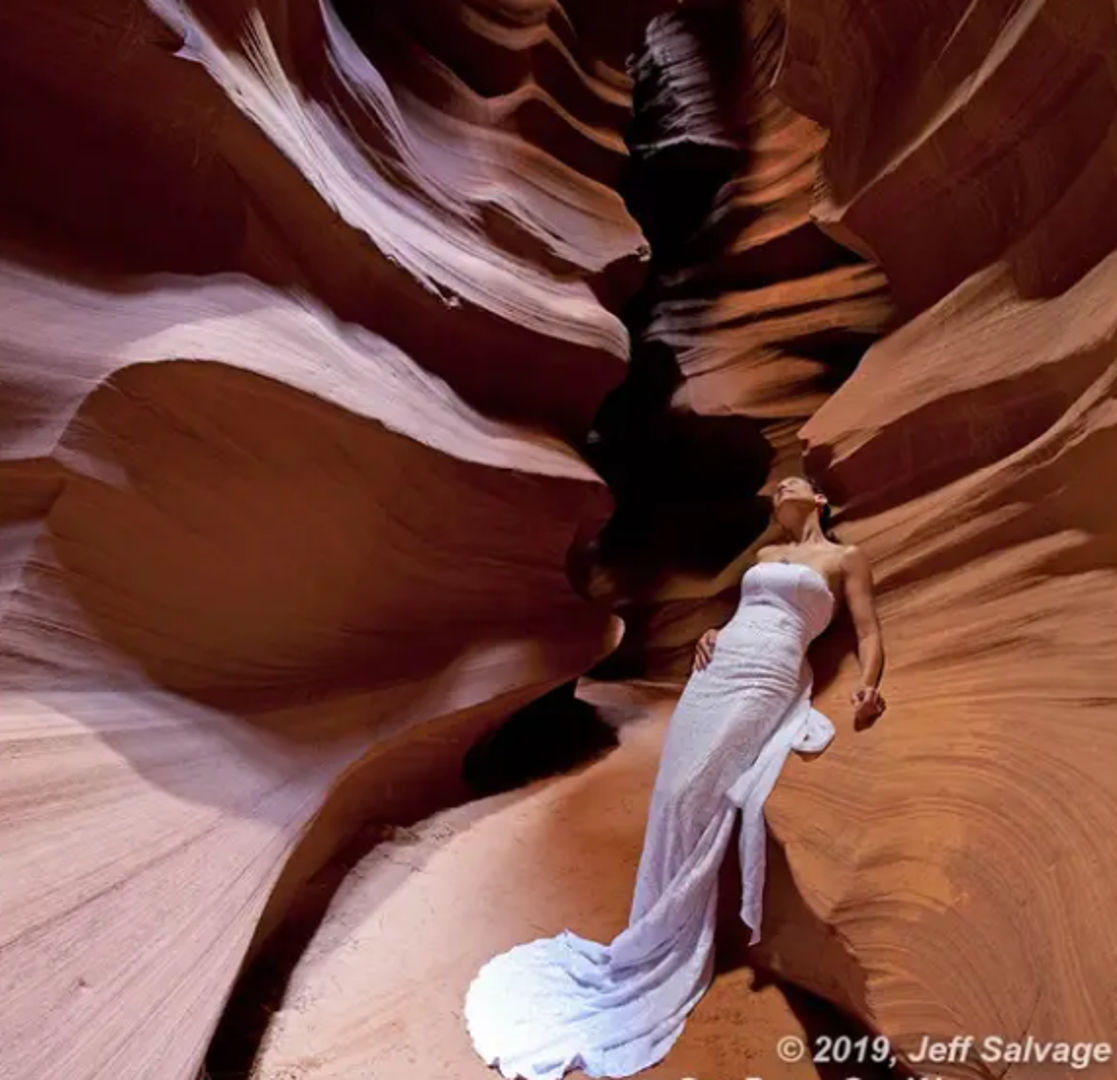 Odlučili su se vjenčati daleko od kuće, pa je Jennifer birala vjenčanicu koja nije prevelika kako bi joj stala u ruksak.