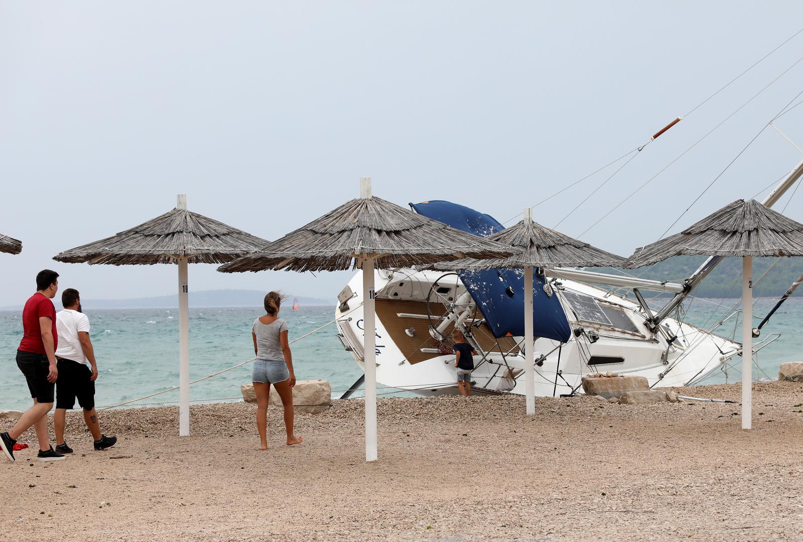 28.08.2023., Jadrija - Zbog jakog juga nasukala se jedrilica na plazi u Jadriji. Photo: Dusko Jaramaz/PIXSELL