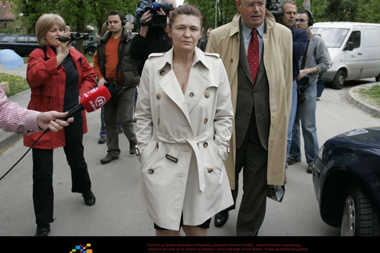 '11.04.2008., Zagreb - Mirjana Pukanic u pratnji Ive Banca izlazi iz Psihijatrijske bolnice Vrapce u koju je prislino hospitalizirana. Photo: Jurica Galoic/PIXSELL'