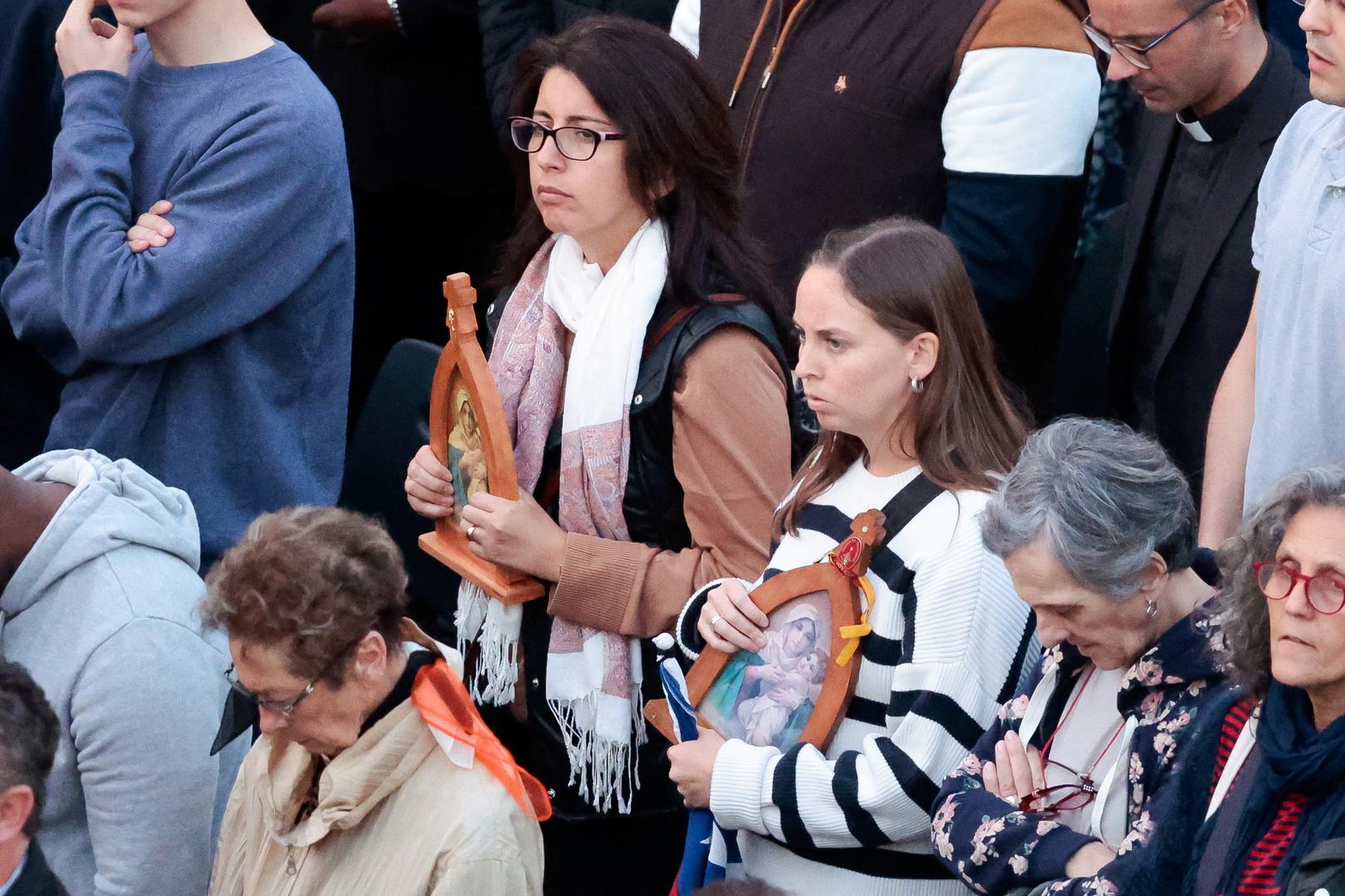 Faithful attend a rosary for Pope Francis, following the death of the pontiff, in St. Peter's square, at the Vatican, April 21, 2025. REUTERS/Remo Casilli Photo: REMO CASILLI/REUTERS