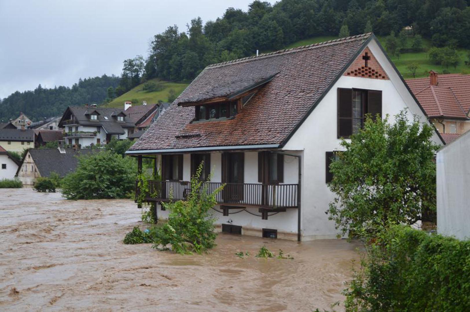 Nabujala rijeka Mislinja srušila je most na magistralnoj cesti Dravograd-Slovenj Gradec u Otiškom Vrhu, neprohodno je i još nekoliko cesta, mnoga područja su poplavljena, a ponegdje nema ni pitke vode ni signala za mobitele. 