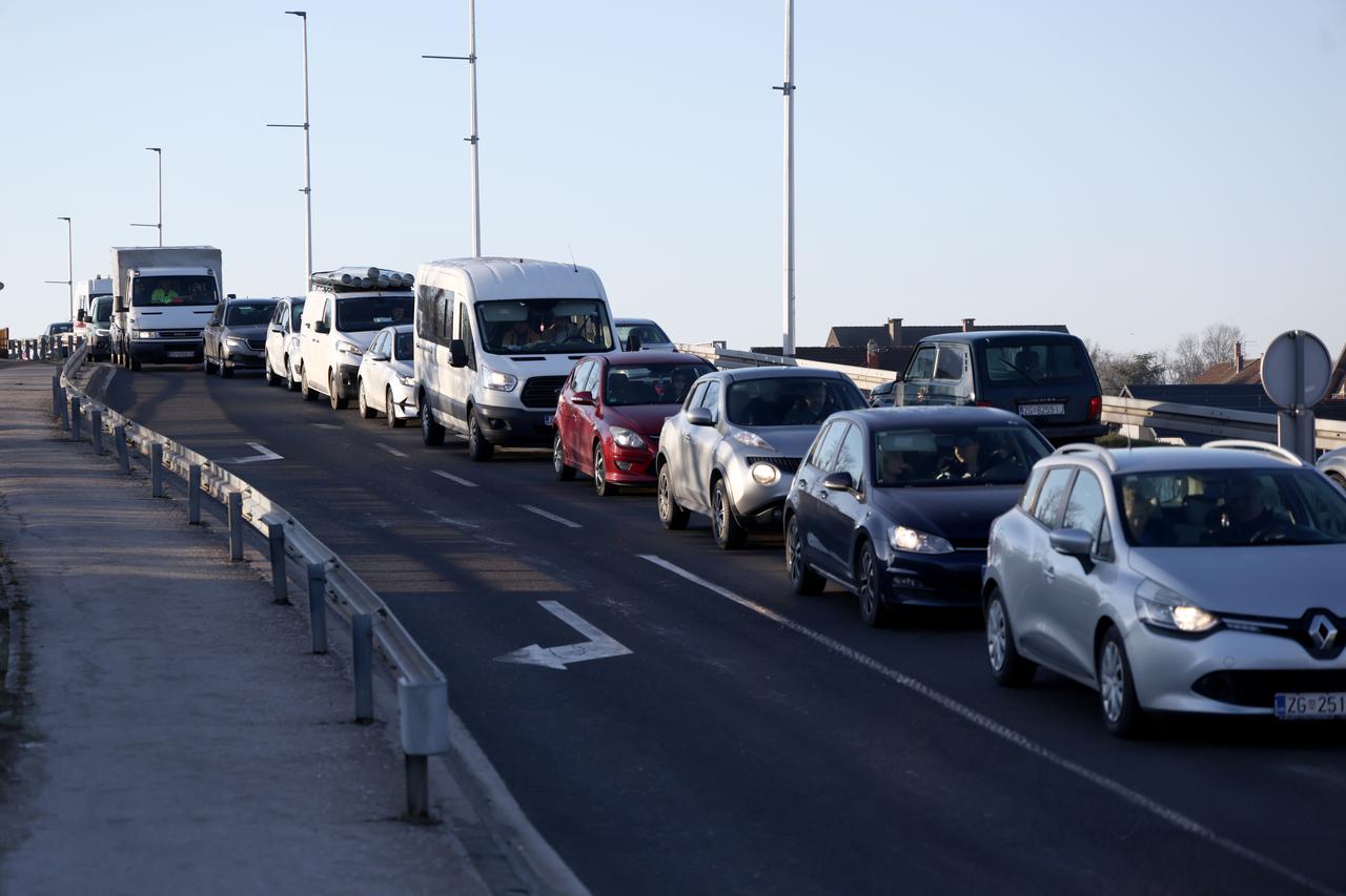 Zagreb: Gužve na nadvožnjaku u Sesvetama