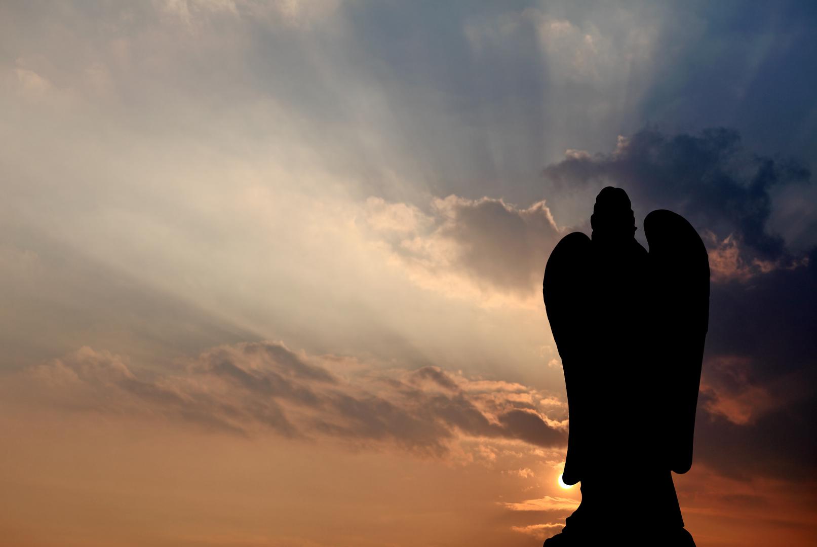 Rak: Arkanđeo Gabriel - Gabriel, čije ime znači "Bog je moja snaga", anđeo je emocija, intuicije, komunikacije i navještenja. Podržava brižne Rakove, pomažući im razumjeti duboke osjećaje, njegovati voljene i primati važne poruke ili uvide. Gabriel je snažan zaštitnik obitelji i doma. 