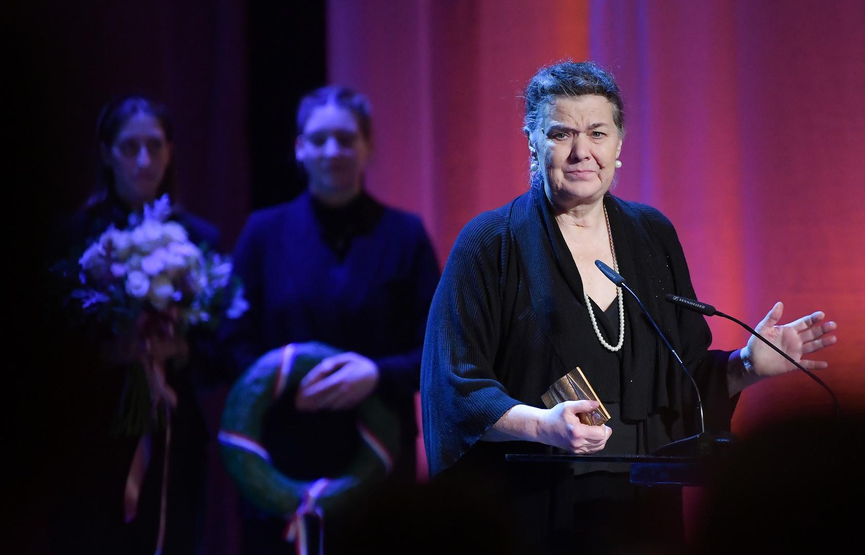 Srce joj je pripalo kolegi Predragu Petroviću, s kojim je bila u braku do 1984. godine. 