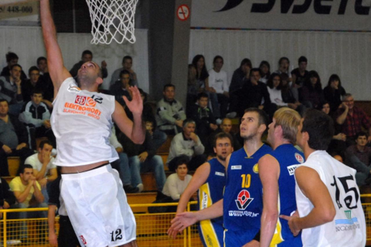 'slavonija-08.03.10-slavonski brod -hrvatska -  rn:svjetlost--pobjedom nad zabokom kosarkasi svjetlosti (bijeli) opet su izbili na prvo mjesto Photo: Ivica Galovic/PIXSELL'
