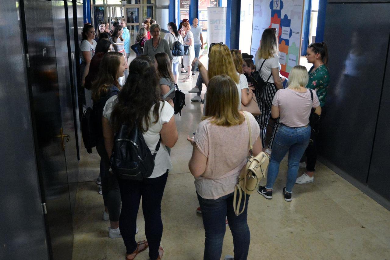 Slavonski Brod: U srednjim skolama u tijeku je polaganje ispita drzavne mature