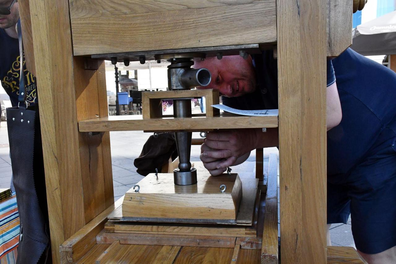 Slavonski Brod: Prezentacija tiskarskog stroja knapravljenog po nacrtima Gutenbergovog  iz 1440. godine