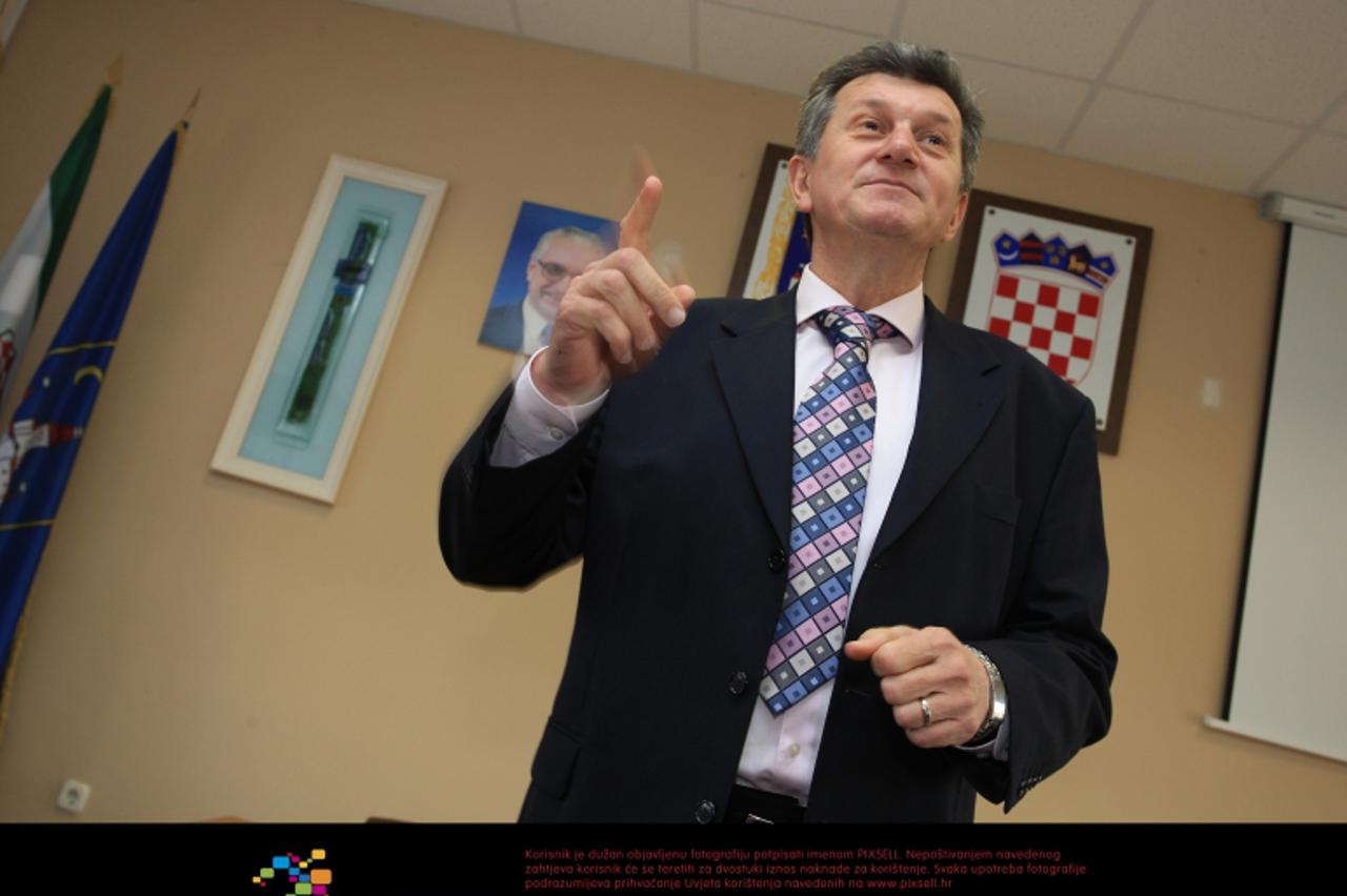 '01.02.2012., Pokupsko - Dr.Milan Kujundzic zapoceo je svoju kampanju za predsjednika HDZ-a u Pokupskom gdje ga je primio predsjednik opcine Bozidar Skrinjaric. Photo: Boris Scitar/Vecernji list'