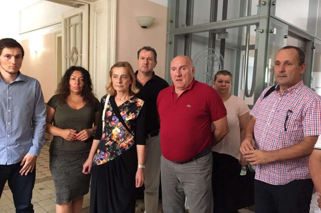 Ujedinjena karlovačka oporba nakon dogovora napustila je sjednicu Gradskog vijeća Karlovca, nakon čega su dali izjavu