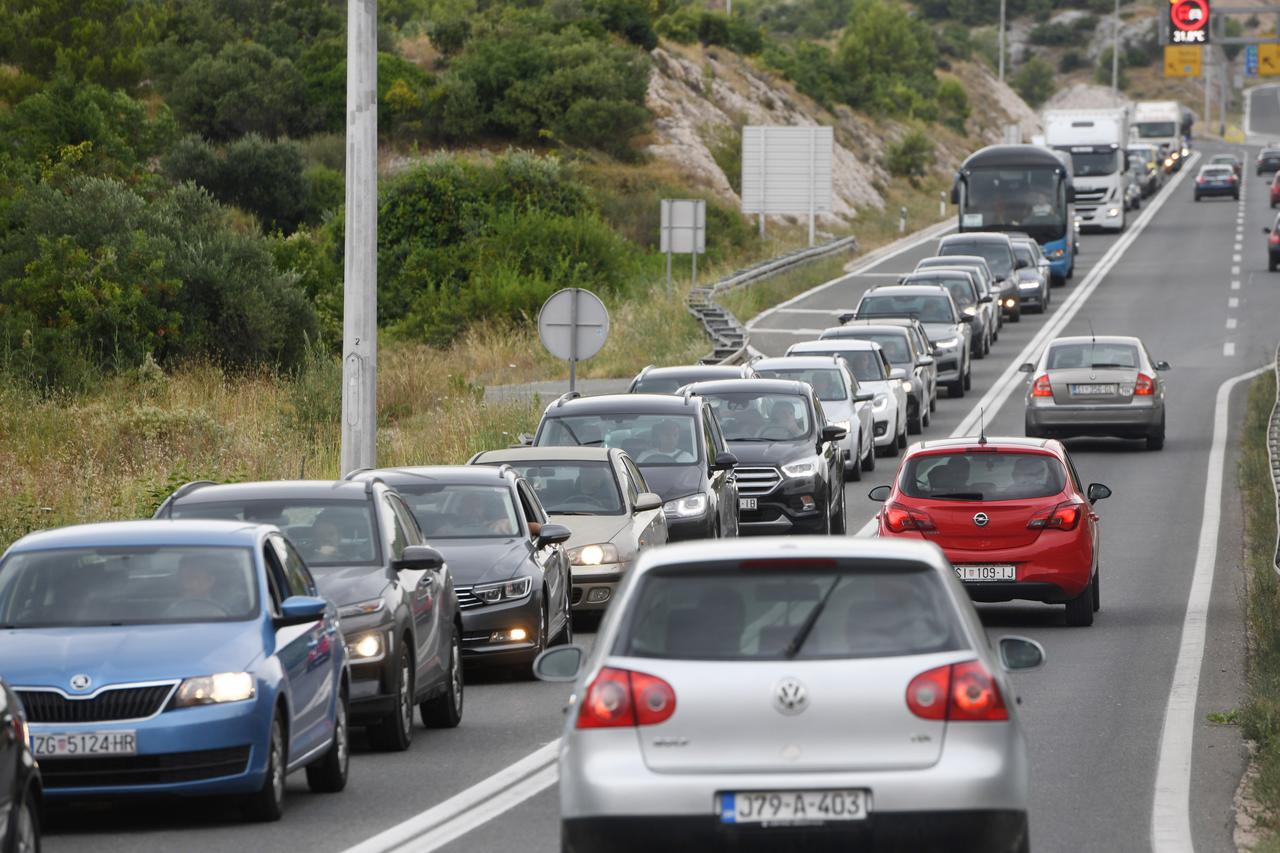 U požaru kod Grebaštice izgorjeli automobili