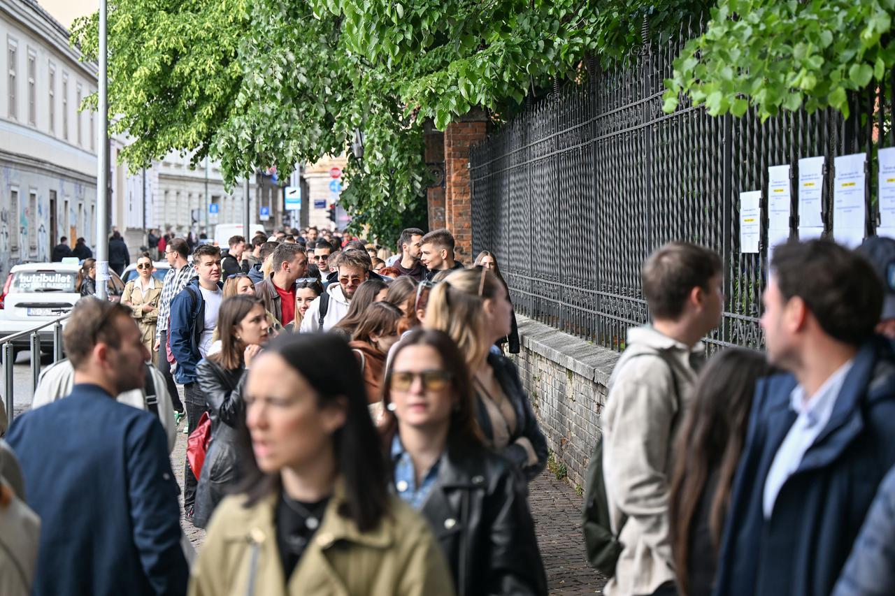 Na biralištu u Varšavskoj ulici u Zagrebu se stvorila velika gužva