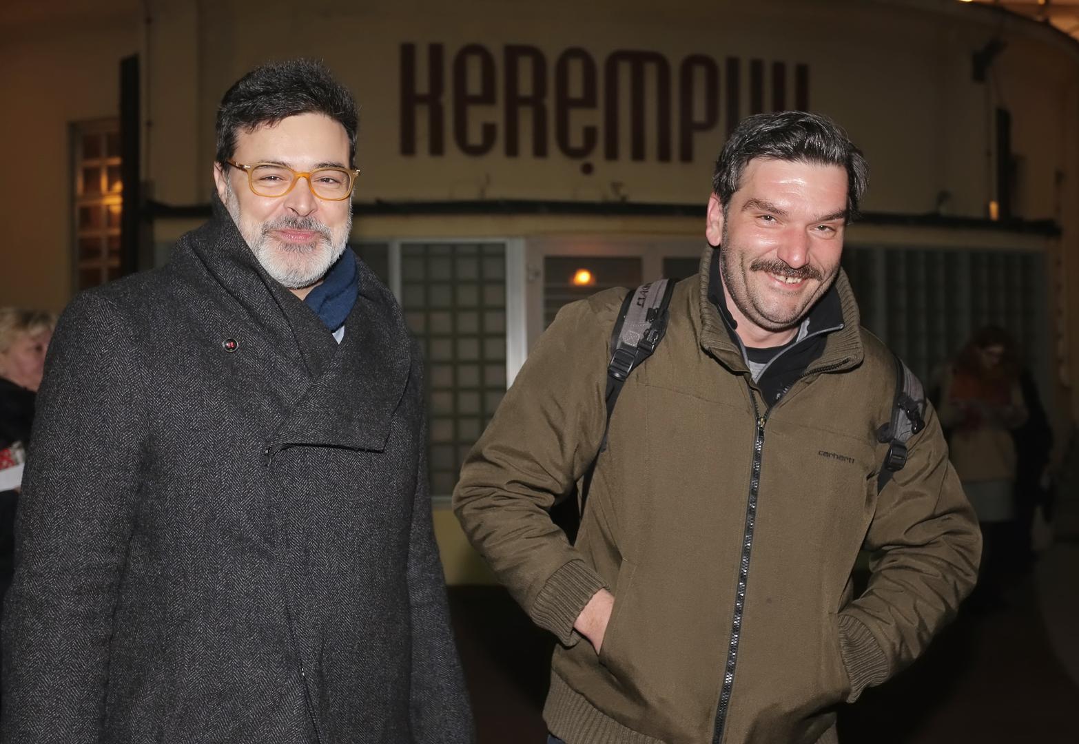 Rođen u Beogradu, djetinjstvo je proveo u Splitu i na Korčuli, a osnovnu školu, gimnaziju i srednju glazbenu školu završio je u Mostaru.