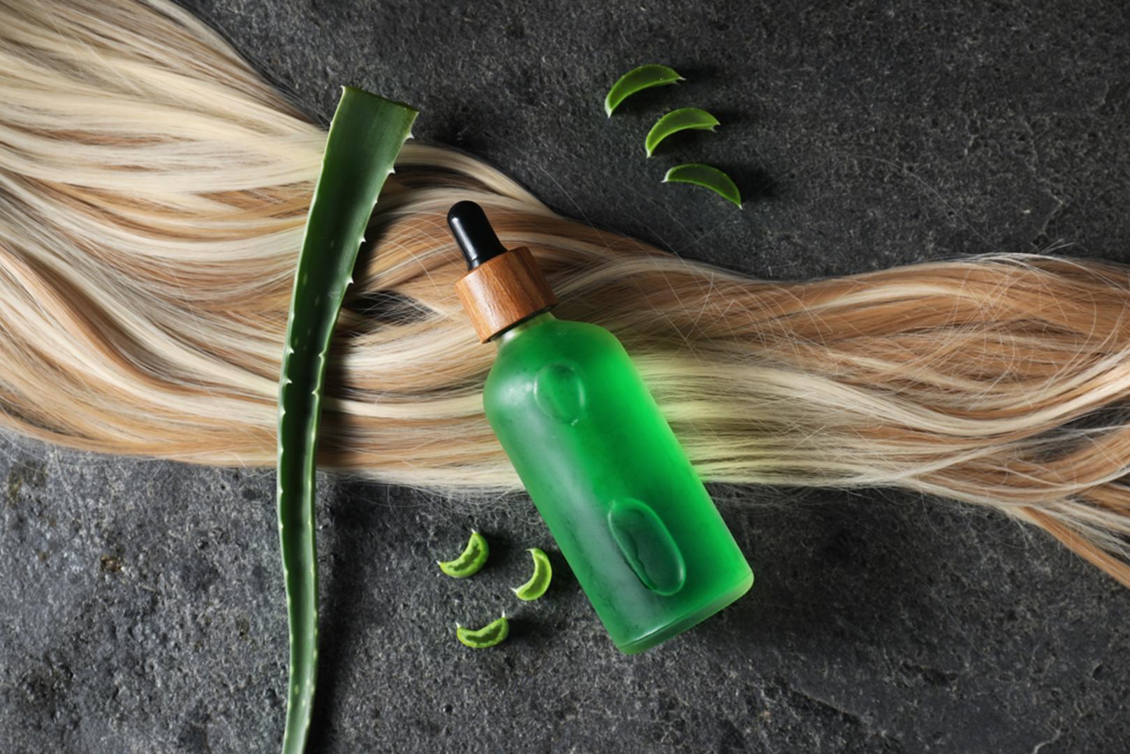 Aloe vera: Aloe vera ima umirujuće djelovanje i može pomoći vlasištu koje je nadraženo, osjetljivo ili sklono pretjeranom mašćenju. Gel aloe vere može se pomiješati s malo vode i nanijeti na vlasište desetak minuta prije pranja. Važno je koristiti čisti gel i dobro ga isprati kako kosa ne bi ostala ljepljiva ili otežana.