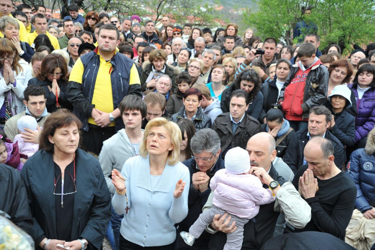 \'bih...medjugorje...02.04.2010...gospino ukazanje vidjelici mirjana soldo dragicevic u bijakovicima kod plavog kriza foto: zoran grizelj vecernji list VLM\'